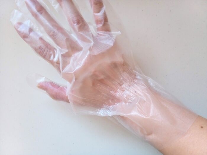 調理中のビニール手袋、ズレる人必見！〈脱げるのを防ぐ裏ワザ〉が簡単すぎた…