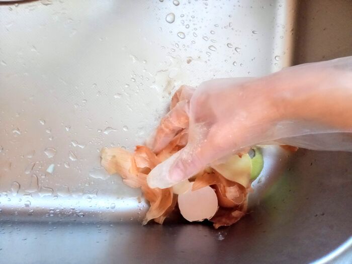 調理中のビニール手袋、ズレる人必見！〈脱げるのを防ぐ裏ワザ〉が簡単すぎた…