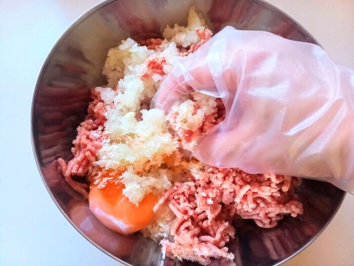 調理中のビニール手袋、ズレる人必見！〈脱げるのを防ぐ裏ワザ〉が簡単すぎた…