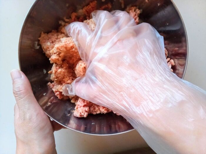 調理中のビニール手袋、ズレる人必見！〈脱げるのを防ぐ裏ワザ〉が簡単すぎた…