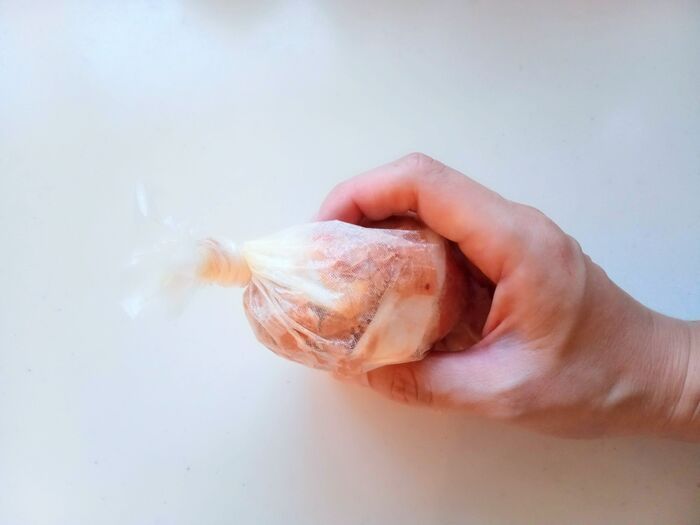 調理中のビニール手袋、ズレる人必見！〈脱げるのを防ぐ裏ワザ〉が簡単すぎた…