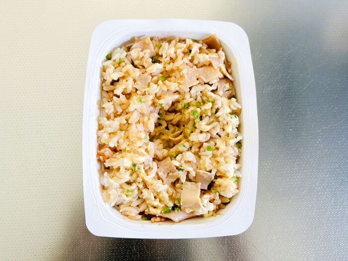 ヘトヘトな日の簡単ごはんに！『パックご飯』アレンジが最高すぎ♡具材をのっけてレンチンするだけ【作ってみた】