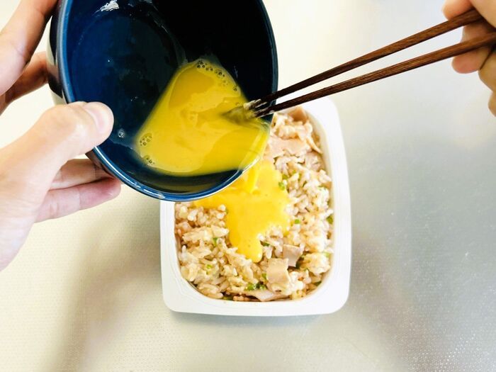 ヘトヘトな日の簡単ごはんに！『パックご飯』アレンジが最高すぎ♡具材をのっけてレンチンするだけ【作ってみた】