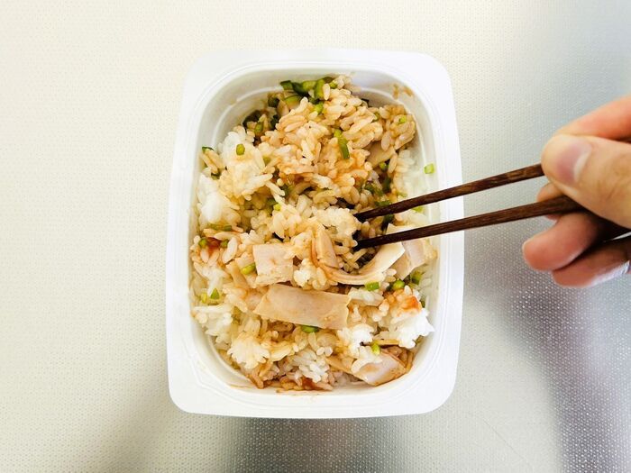 ヘトヘトな日の簡単ごはんに！『パックご飯』アレンジが最高すぎ♡具材をのっけてレンチンするだけ【作ってみた】