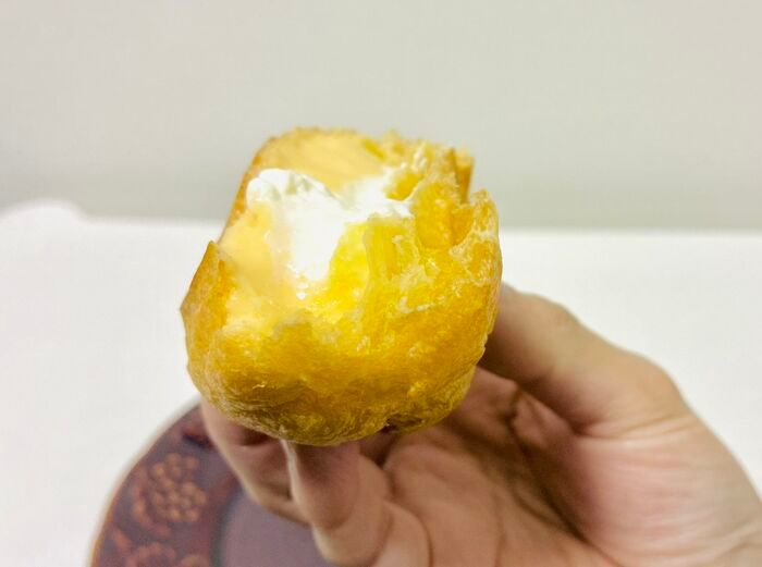 『シュークリーム』食べるの待って！たった数秒で食べやすくなる♡知っていると地味に便利な裏ワザ