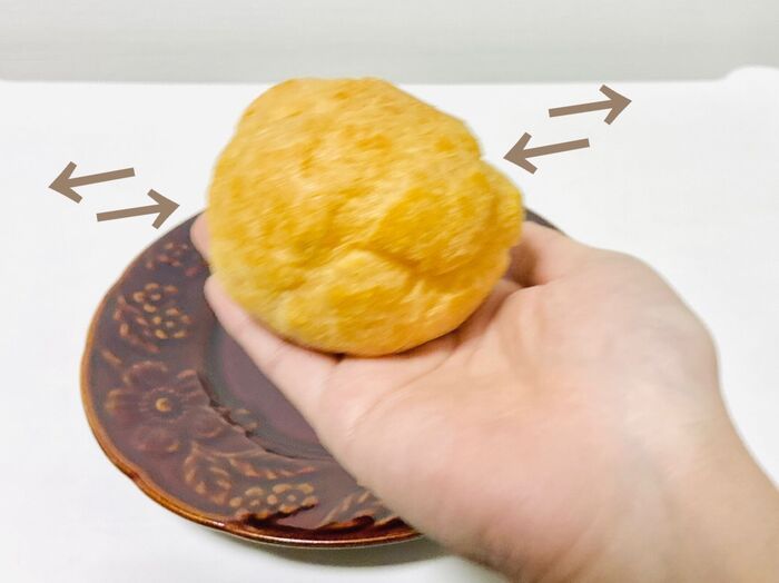 『シュークリーム』食べるの待って！たった数秒で食べやすくなる♡知っていると地味に便利な裏ワザ