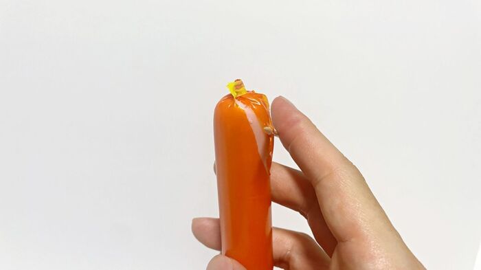 『魚肉ソーセージ』のフィルムをスルッと簡単に剥がす裏ワザ！あるモノを