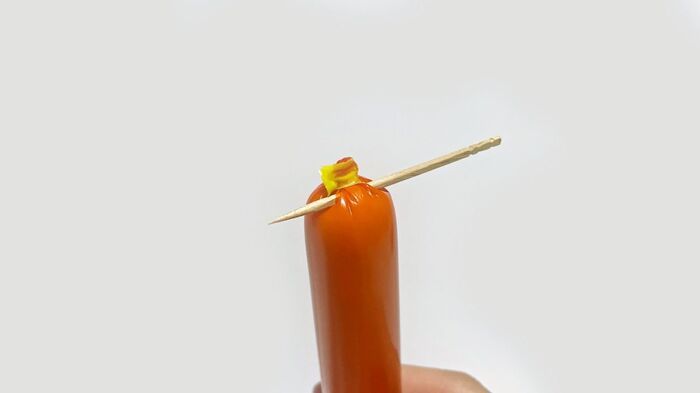 『魚肉ソーセージ』のフィルムをスルッと簡単に剥がす裏ワザ！あるモノを