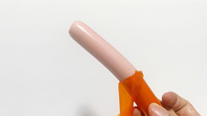 『魚肉ソーセージ』のフィルムをスルッと簡単に剥がす裏ワザ！あるモノを