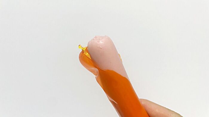 『魚肉ソーセージ』のフィルムをスルッと簡単に剥がす裏ワザ！あるモノを