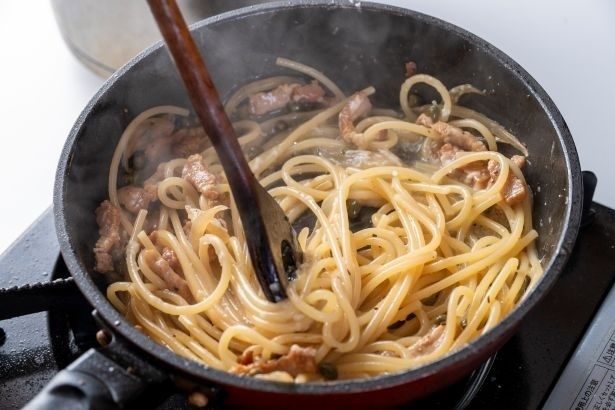 ソースの旨みをパスタに吸わせるのがおいしさの秘密。麺がツヤツヤしてきたら旨みをまとったサイン！ （C）KEITA／KADOKAWA