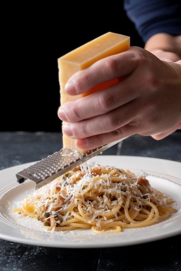 お好みでチーズをかけて。たっぷり、がおいしい！ （C）KEITA／KADOKAWA