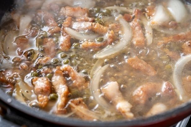 ぐつぐつと音が聞こえてきそう。旨みを水に移します。 （C）KEITA／KADOKAWA