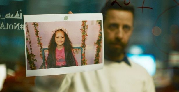 【写真を見る】オフィスのガラスに貼られたヒンド・ラジャブの写真 [c]MIME FILMS — TANIT FILMS