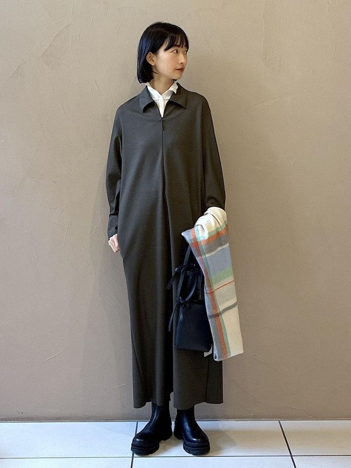 シンプルコーデがおしゃれに決まるロングワンピース 出典：WEAR