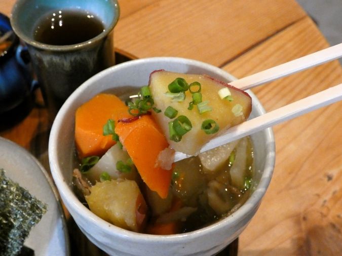 まごわcafeはな 豚汁 持ち上げ