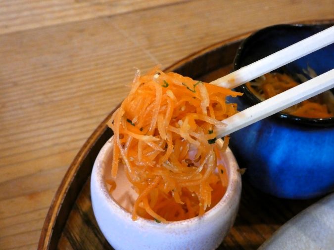 まごわcafeはな 小鉢 ラぺ 持ち上げ