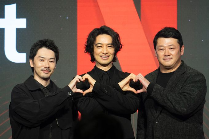 松本優作監督（左）、斎藤工（中央）、Next on Netflix 2026