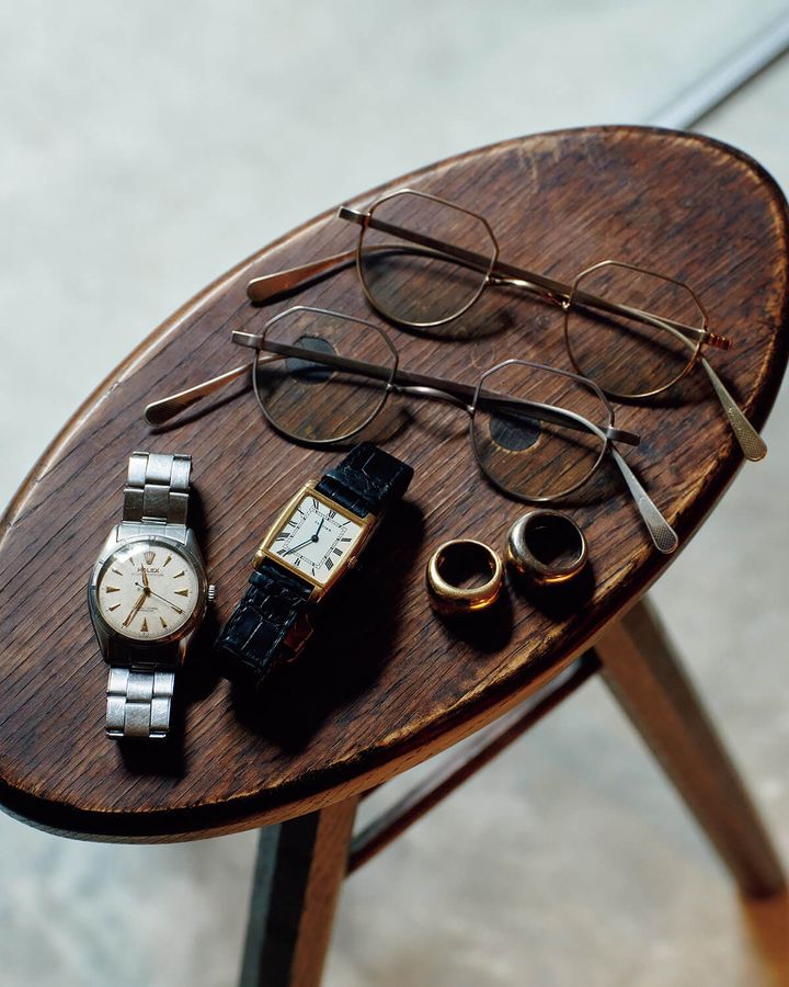 〈カルティエ〉の「タンク レベルソ」、〈ロレックス〉の「パーペチュアル」、〈カルティエ〉のリング、〈ゲルノット・リンドナー〉の眼鏡