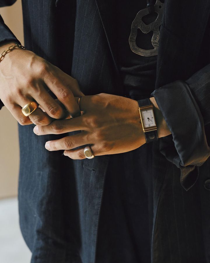 〈イヴ・サンローラン〉の時計、〈カルティエ〉のリング