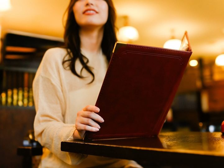 【管理栄養士が回答】ダイエット中でも、外食は避けられないものです。上手なカフェランチの選び方と、注意が必要なメニューの見分け方を解説します。（※画像：amanaimages）