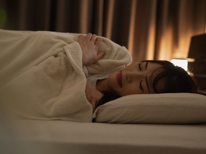 【日本睡眠学会所属医師が回答】寒さや乾燥によって、睡眠の質が下がりやすい冬。重要なのは、寝室の温度と湿度の適切なバランスです。寒い季節も朝までぐっすり眠るための、最適な寝室環境のつくり方を解説します。（※画像：amanaimages）