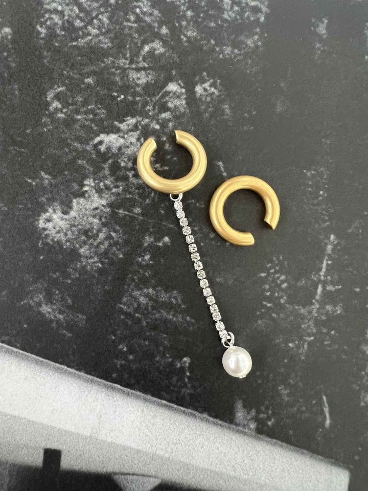 画像: Pearl and Crystal Unbalanced Earcuff ¥9,350（税込）