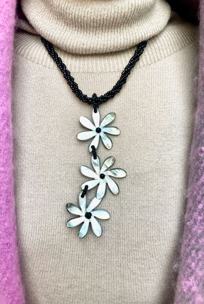 グレーのような自然な光沢感が綺麗なシェルネックレス