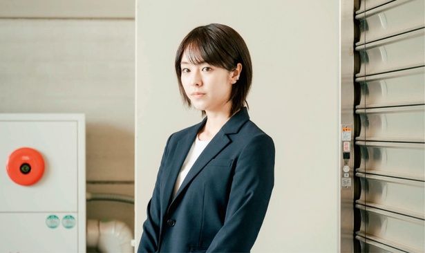 唐田えりかがハッピー☆ファンファーレのマネージャー役を務めている [c]2025「恋愛裁判」製作委員会