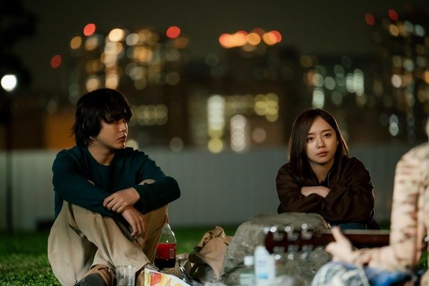 撮影は、本作が深田監督と初タッグとなる四宮秀俊が務めている [c]2025「恋愛裁判」製作委員会