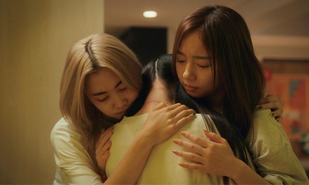 センター争いのライバル関係にあるメンバー間だが、“女の敵は女”という構図では描かれない [c]2025「恋愛裁判」製作委員会