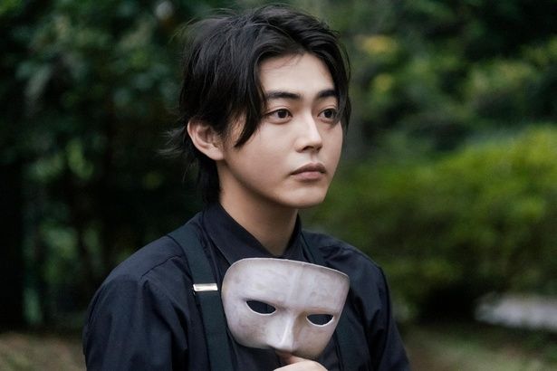 真衣と再会し、恋に落ちる大道芸人の間山敬。倉悠貴がマジックを披露する [c]2025「恋愛裁判」製作委員会