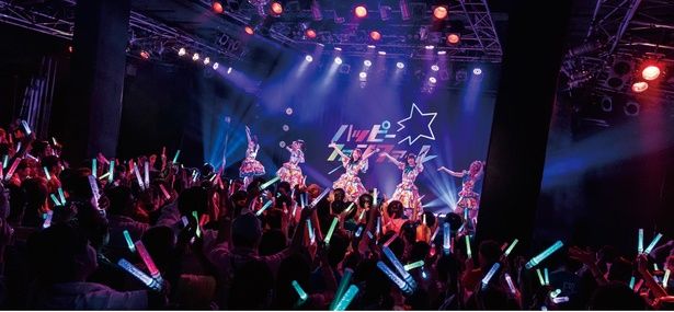 「ハッピー☆ファンファーレ」のライブを訪れるファンの年代、男女比率も試行錯誤したという [c]2025「恋愛裁判」製作委員会