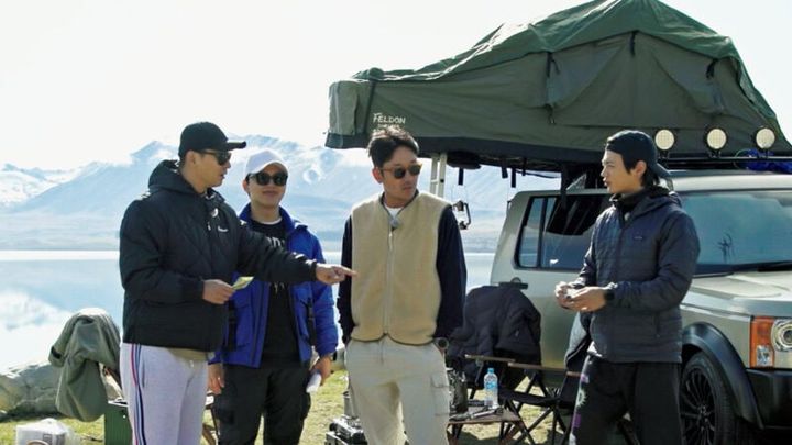 『歩いてチケッティング』 パンデミックで思い出作りの機会を失った若者に旅を贈るため、4人のスターがニュージーランドで多彩なミッションに挑む旅バラエティ。 自然の中で友情を深めていく姿を描いていく。 © TVING Co., Ltd, All Rights Reserved. U-NEXTにて配信中