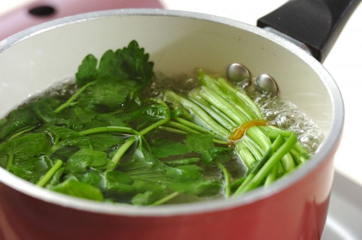 セリのゴマ和えの下準備1