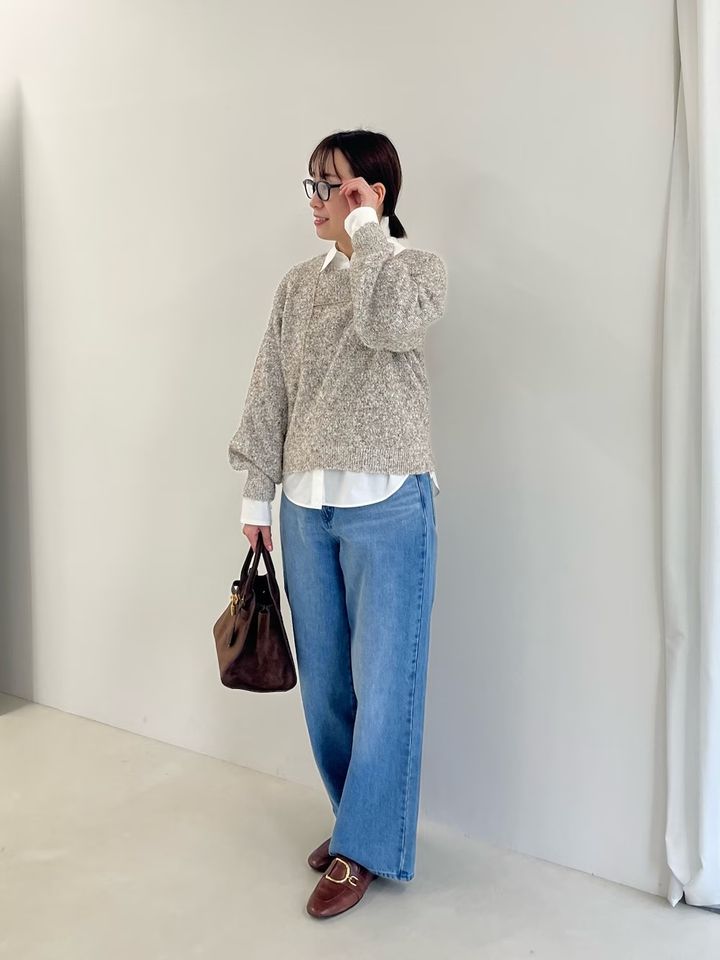 ショート丈ニット＆白シャツで脚長効果を