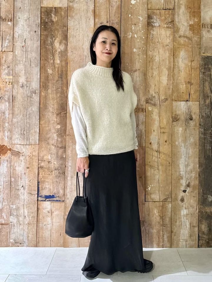 ニットベストで袖まわりをスリムに整えて