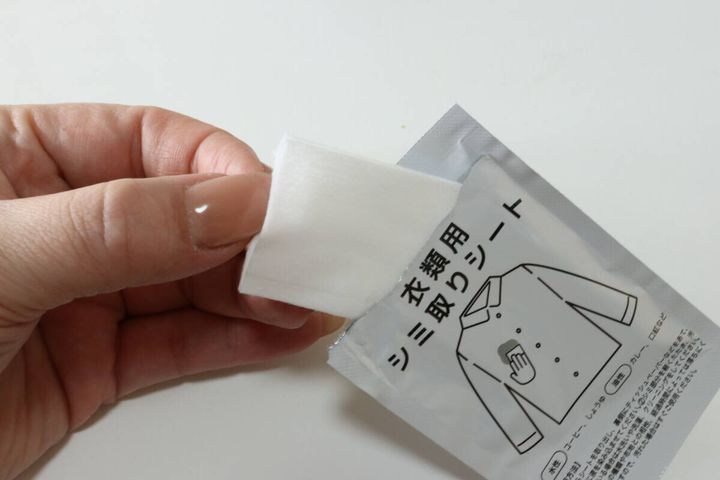 セリアの衣類用シミ取りシートを開封する