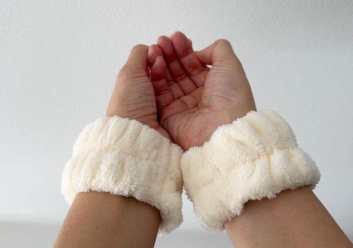 洗顔用リストバンド（アイボリー） 使用例