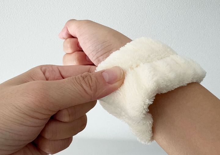 洗顔用リストバンド（アイボリー） フィット感