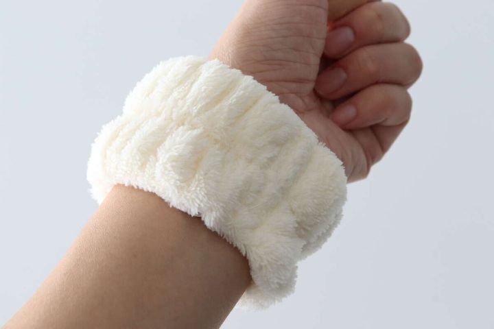洗顔用リストバンド（アイボリー） 装着