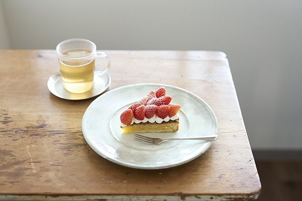 イチゴのタルト800円。しっとり口溶けが良い生地に宇和島産いちごの濃密な甘みが際立つ