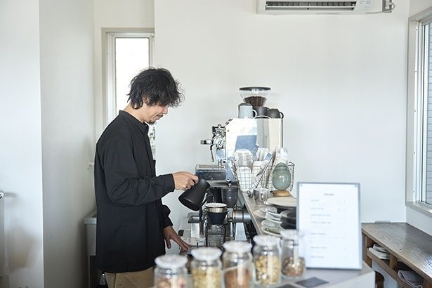 コーヒーの抽出は大原さんが担当