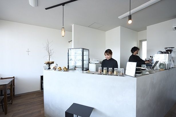 シンプルな店内に映えるアンティーク家具は、宇和島のアロマハウス リーフで使っていたもの