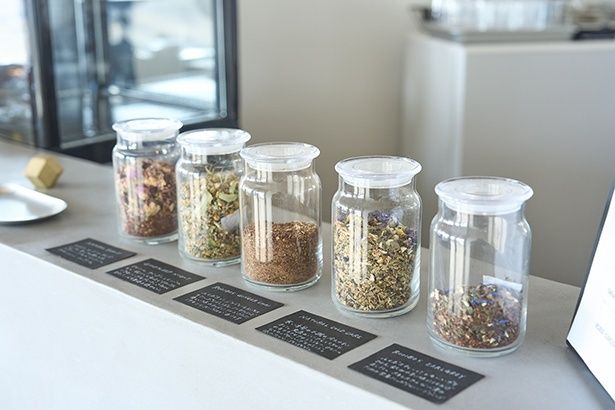 無農薬、オーガニック、ワイルドプラントのハーブティーは、季節ごとにセレクト