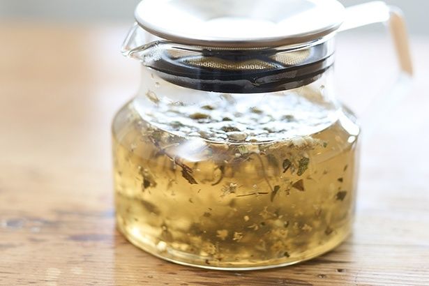 本日のハーブティー600円。写真のナチュラルコールドケアは、ジンジャー、カモミールなどをブレンド。寒い時季に体の芯から温まる一杯