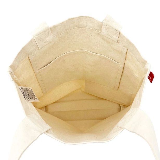 内側には2つの吊りポケットを装備。リップやイヤホンなど、細かいアイテムもすっきり収納できる