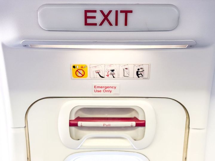 航空機の非常口ドアハンドルと標識