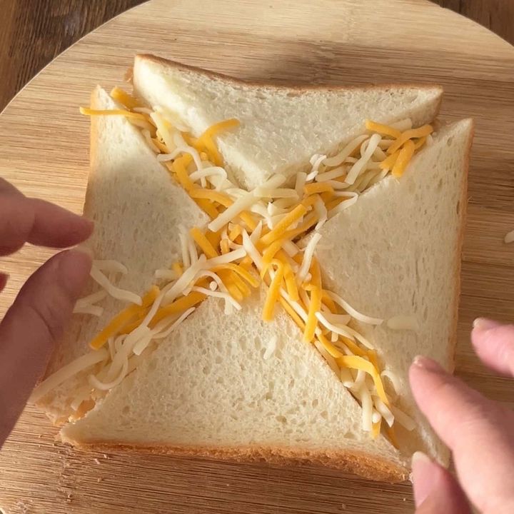 チーズあふれるベーコンポテトサンド