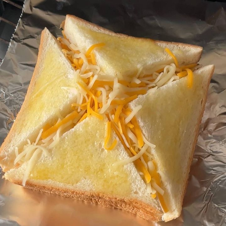 チーズあふれるベーコンポテトサンド